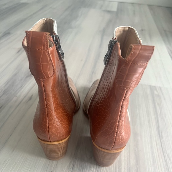 Arider Girl NWOB from Buckle Brown & White Stacked Leather Boots size‎ 7 - Picture 7 of 7